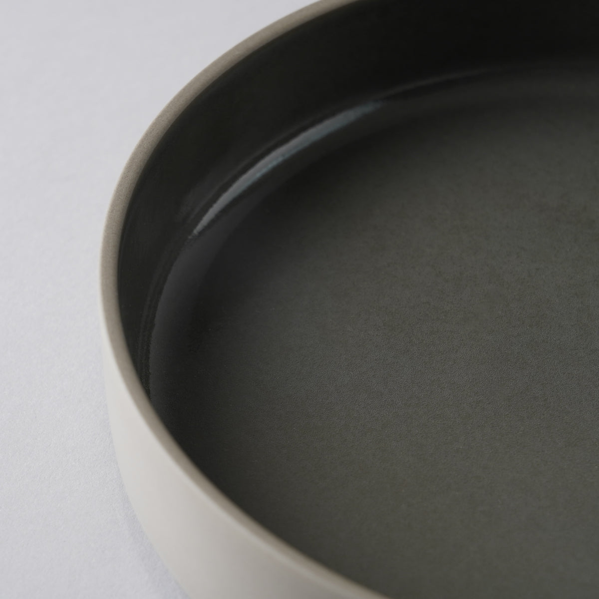 波佐見焼 HASAMI PORCELAIN GREY シャローボウル(M) 18.5cm Dark grey(HDG109) HASAMI PORCELAIN Studio1156