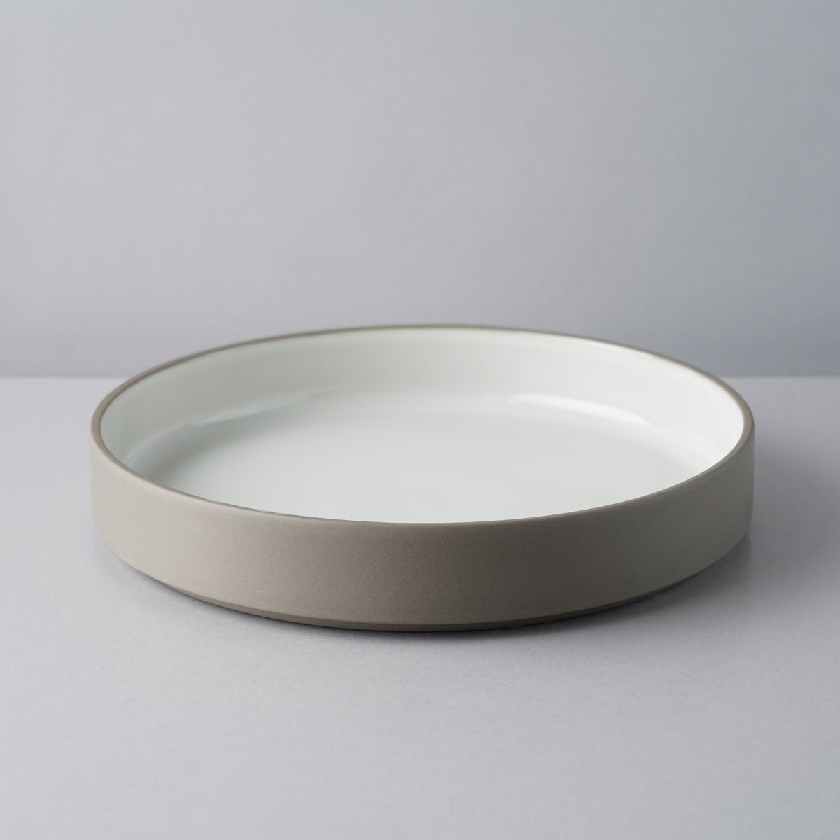 波佐見焼 HASAMI PORCELAIN GREY シャローボウル(L) 22cm Ash White(HAW110) HASAMI PORCELAIN Studio1156