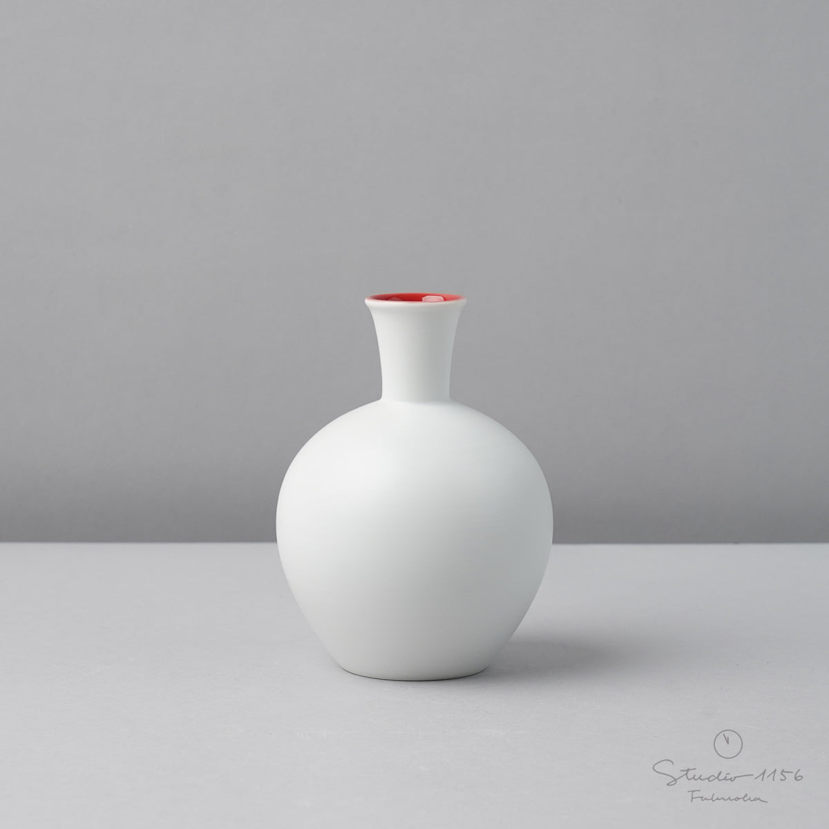 有田焼 外刷毛内赤 酒器揃(徳利と盃) ARITA PORCELAIN LAB 徳利