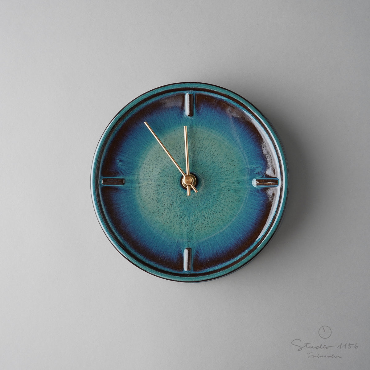 美濃焼　愛嬌のある陶器のふくろうの掛け時計　陶器のインテリア時計陶器インテリア時計